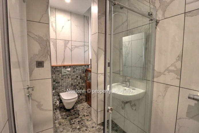 Magnificent beachfront apartment with sea views in a secure residence.