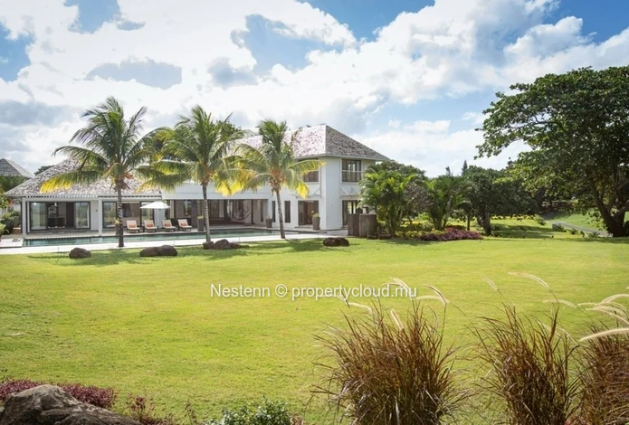Villa moderne et spacieuse de 5 chambres avec une vue imprenable sur le parcours de golf