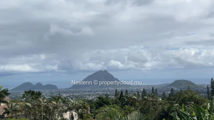Magnifique villa de 418 m² avec jardin luxuriant, piscine et terrasses panoramiques