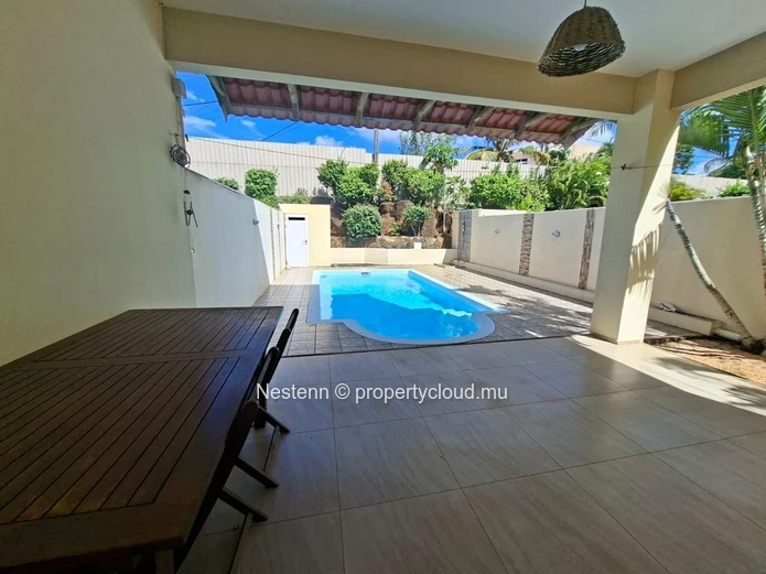 3 bedroom duplex very close to the beach