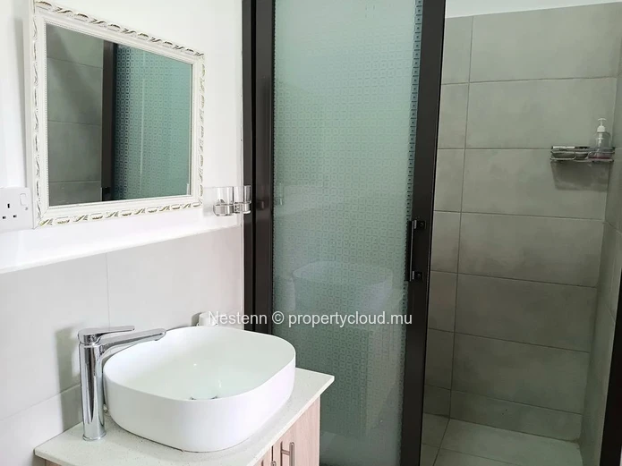 Spacious apartment in a secure and extremely quiet residence