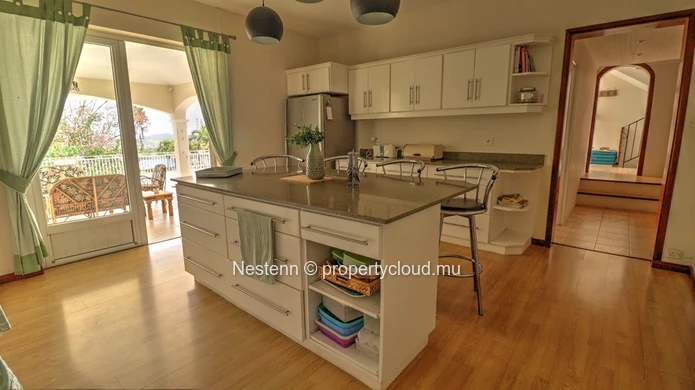 Bienvenue dans cette magnifique maison familiale nichée offrant un cadre de vie exceptionnel. 