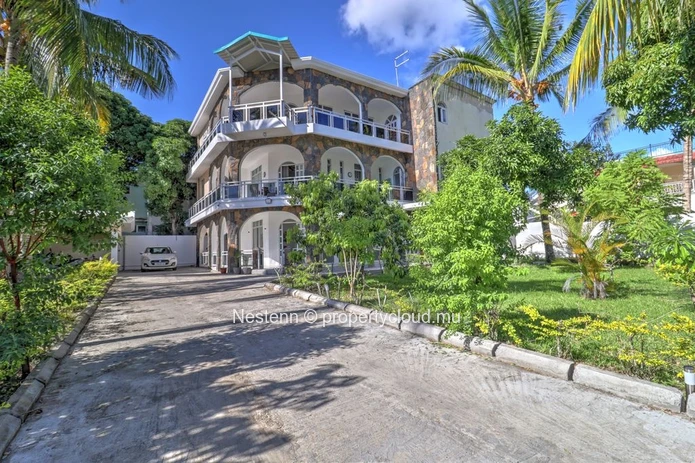 Three-bedroom apartment 