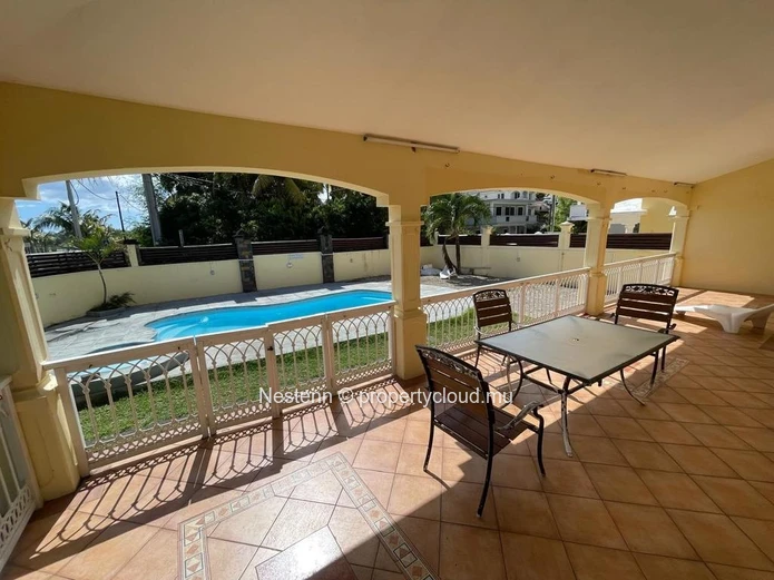 Maison spacieuse de 6 chambres avec piscine privée et garage souterrain.