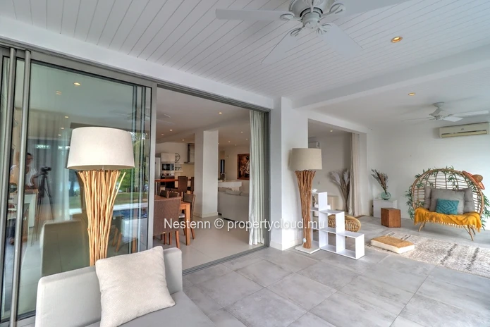 Spacieux et lumineux appartement de 300m2 avec jardin et piscine en bord de rivière