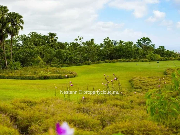 Terrain résidentiel de 2293 m2 sur golf avec vue mer et montagne