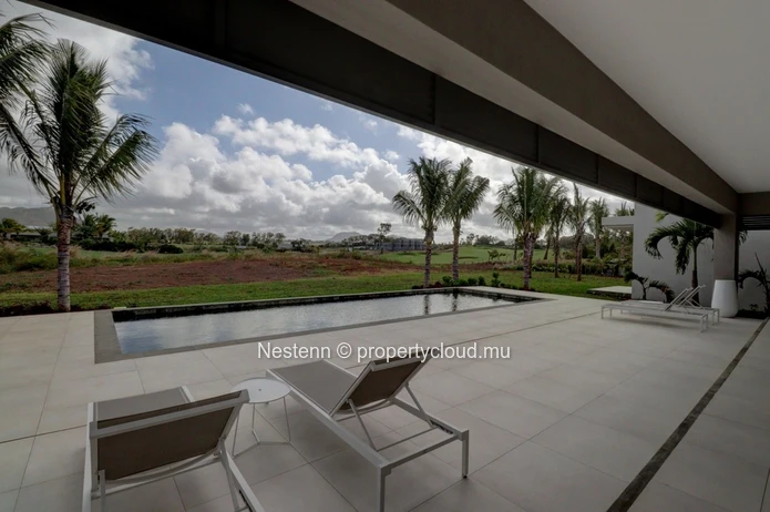 Villa neuve de 4 chambres de plain-pied avec vue sur le golf dans un domaine prestigieux