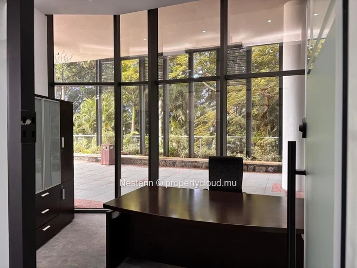 Luminous fitted office space in a green business hub 
