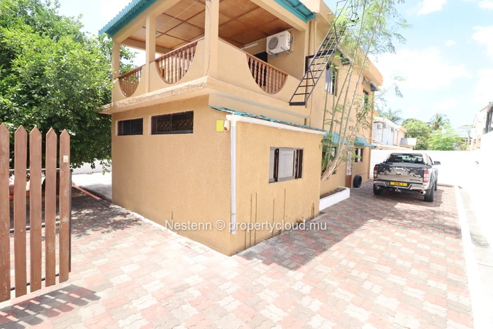 House to renovate near the beach with strong rental investment potential.
