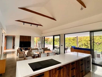6 Bedroom House
