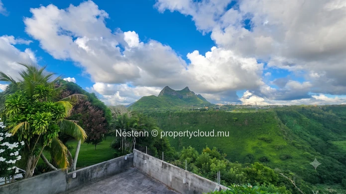 House overlooking the ravine with magnificent views 