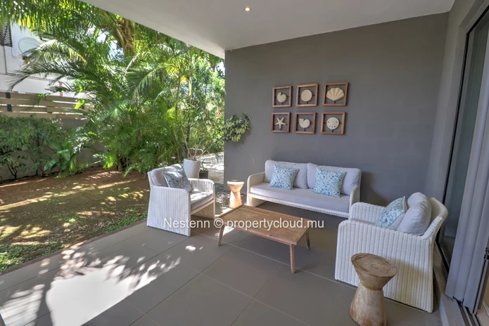 Modern 3-bed apartment with garden and private access to the beach. 