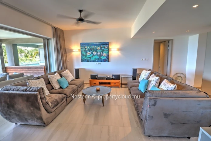 Modern 3 bedroom apartment with private pool and direct beach access