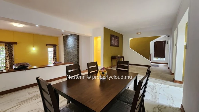 Contemporary 5-bedroom house 