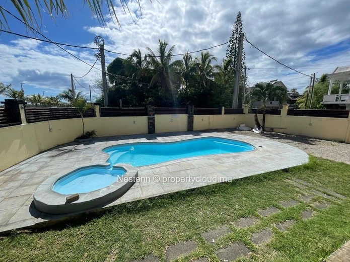 Maison spacieuse de 6 chambres avec piscine privée et garage souterrain.