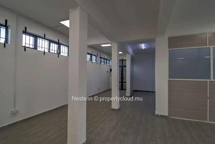 Commercial premises of 204 m² with parking spaces