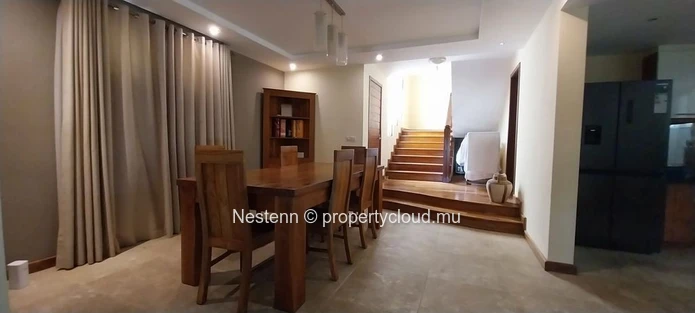 Magnifique villa de 418 m² avec jardin luxuriant, piscine et terrasses panoramiques