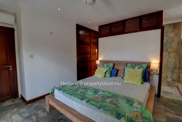 Colonial villa with 4 bedrooms, private pool, and sea access in a good condition
