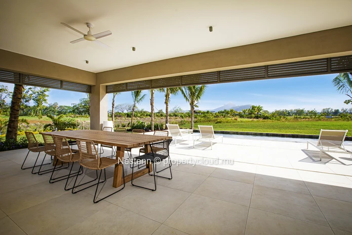 Villa neuve de 4 chambres de plain-pied avec vue sur le golf dans un domaine prestigieux