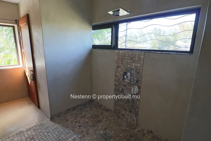 Domaine résidentiel avec 1 villa et 4 bungalows - Avec permis.