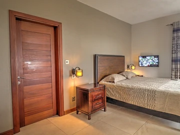 6 Bedroom House