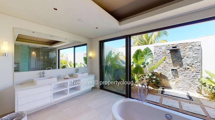 Exceptional 5-bed villa with mountain views in a renowned golf estate.