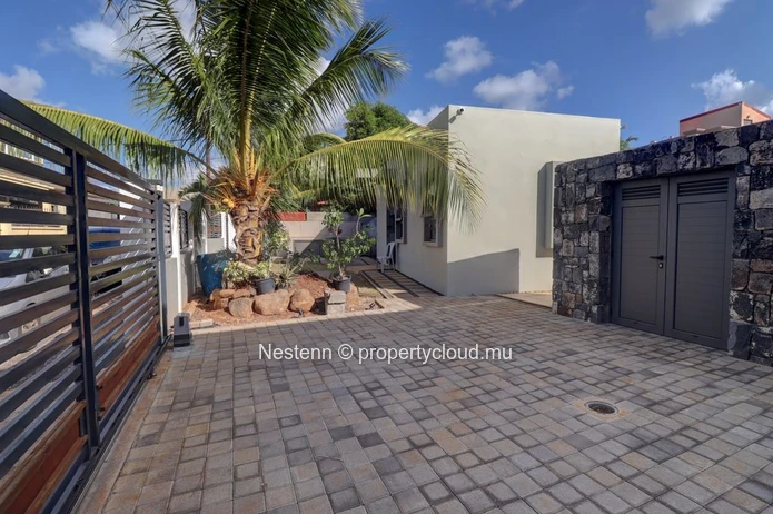 Beautiful, newly built single-storey villa with private pool, in a quiet residential area