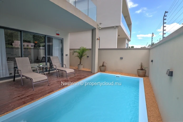 Villa contemporaine de 3 chambres avec piscine privée et vue montagne.