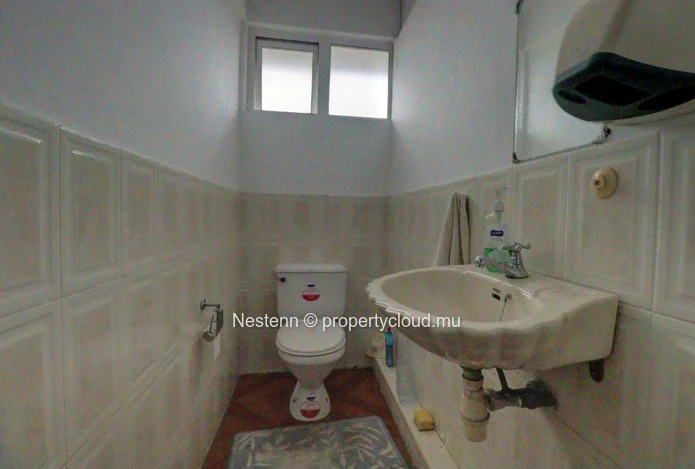 Spacious office on the 1st floor, offering peace and quiet and optimal working conditions.