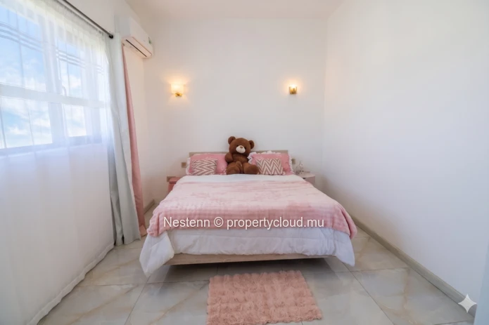 Modern Duplex Villa in Cap Malheureux with 5 bedrooms, private pool, American kitchen, and fully furnished, ideal for...