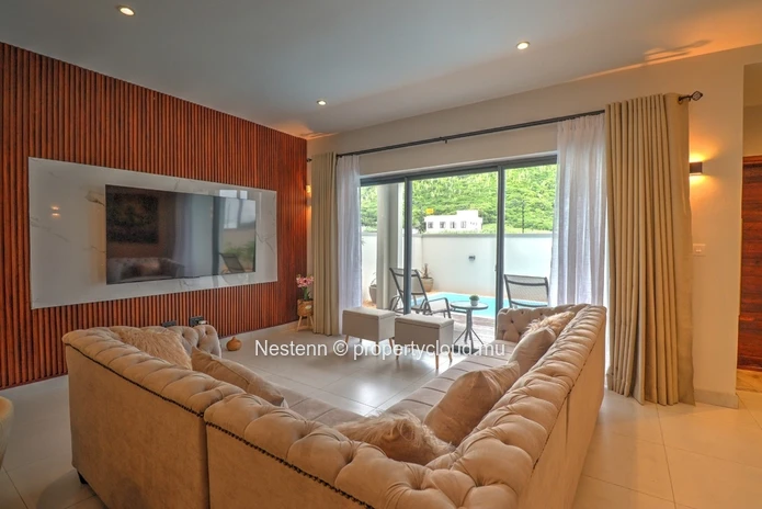 Villa contemporaine de 3 chambres avec piscine privée et vue montagne.