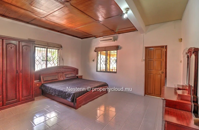 House to renovate near the beach with strong rental investment potential.