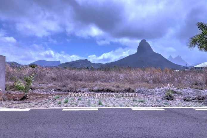 Très grand terrain résidentiel de 1083m2 dans un morcellement prisé de l'ouest