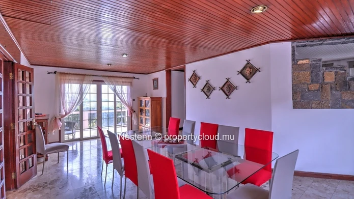 Villa de 4 chambres avec jardin de 2110m² piscine privée charme rustique et moderne