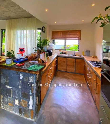 Maison moderne avec 3 chambres et vue sur la montagne.