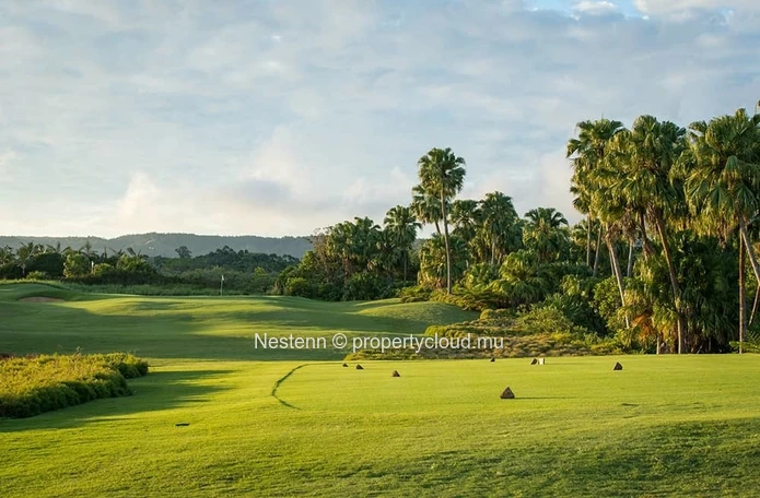 Terrain résidentiel de 2293 m2 sur golf avec vue mer et montagne