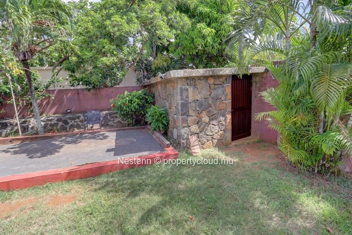 Colonial villa with 4 bedrooms, private pool, and sea access in a good condition