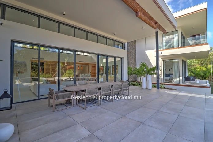 Exceptionnelle villa de 5 chambres en suite dans un cadre enchanteur de bord de rivière