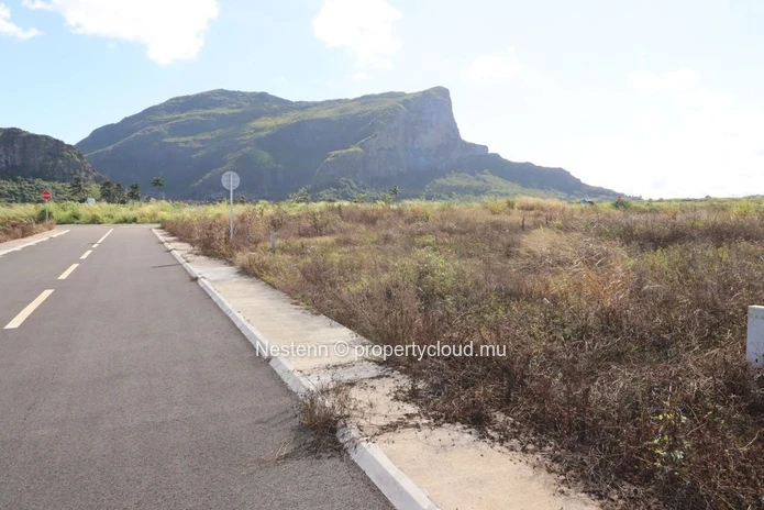 Exceptional plot of land with sea and mountain views in a peaceful setting