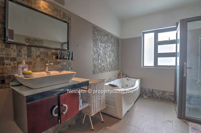 Chapman view : Maison contemporaine avec cadre montagneux et sérénité