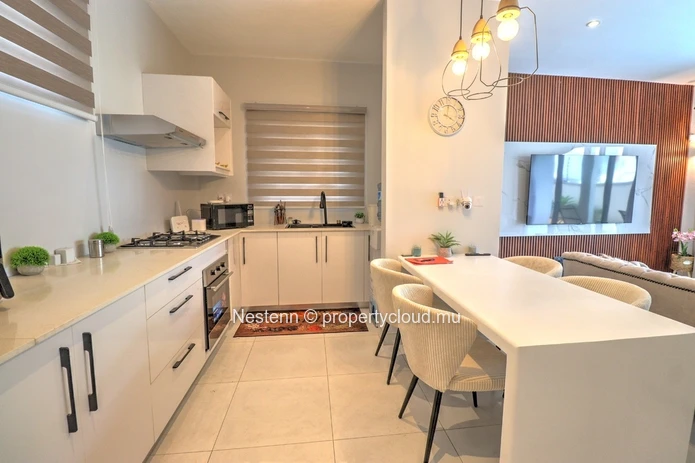 Villa contemporaine de 3 chambres avec piscine privée et vue montagne.