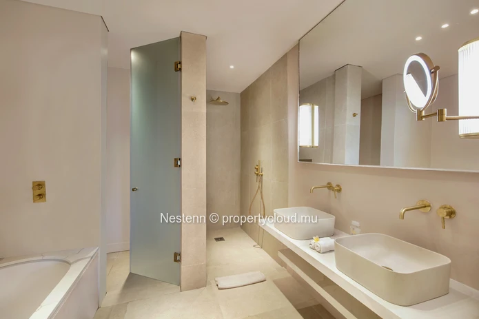 Appartement moderne de 2 chambres avec piscine privée et vue mer.