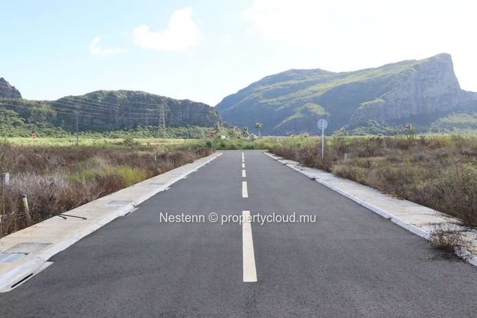 Exceptional plot of land with sea and mountain views in a peaceful setting