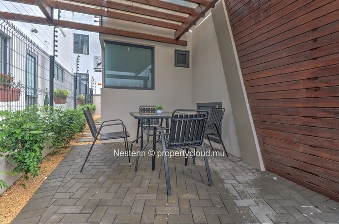 Villa contemporaine de 3 chambres avec piscine privée et vue montagne.