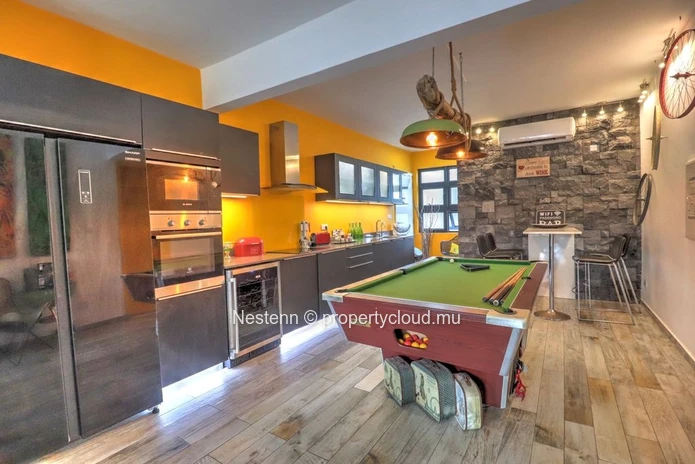 Modern 3-bedroom apartment just steps from the beach 