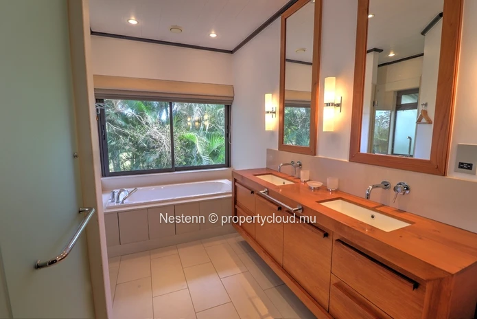 5-bedroom villa with sea view