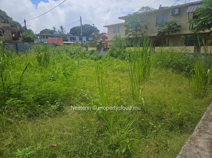 Terrain résidentiel de 21 perches clôturé – Possibilité 2 lots