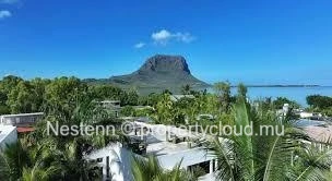 Bâtiment commercial avec vue mer et montagne.