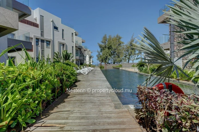 Penthouse contemporain de 3 chambres avec vue sur mer et rooftop privé.