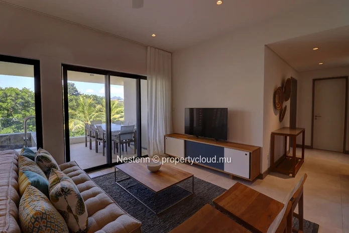 Bel appartement meublé de 3 chambres avec piscine privée et vue sur montagnes.